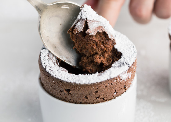 لعشاق الشوكولاتة.. طريقة سهلة لتحضير حلوى السوفلي الفرنسية اللذيذة صورة رقم 5