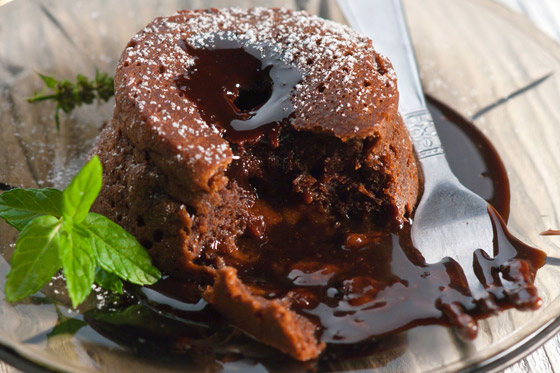 لعشاق الشوكولاتة.. طريقة سهلة لتحضير حلوى السوفلي الفرنسية اللذيذة صورة رقم 8