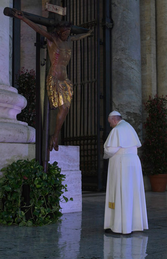 بابا الفاتيكان يصلي وحيداً لأول مرة في التاريخ ويلقي كلمة مؤثرة: الوباء أظهر ضعفنا صورة رقم 3