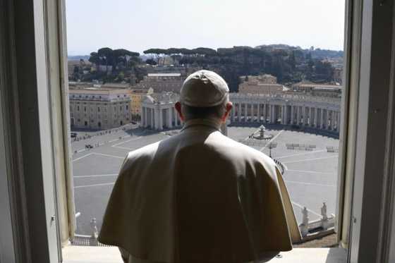 بابا الفاتيكان يصلي وحيداً لأول مرة في التاريخ ويلقي كلمة مؤثرة: الوباء أظهر ضعفنا صورة رقم 9
