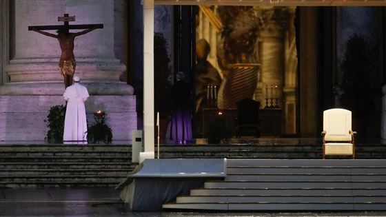 بابا الفاتيكان يصلي وحيداً لأول مرة في التاريخ ويلقي كلمة مؤثرة: الوباء أظهر ضعفنا صورة رقم 10