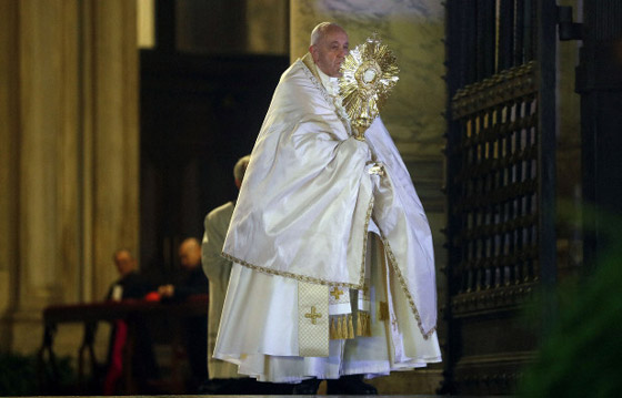 بابا الفاتيكان يصلي وحيداً لأول مرة في التاريخ ويلقي كلمة مؤثرة: الوباء أظهر ضعفنا صورة رقم 11
