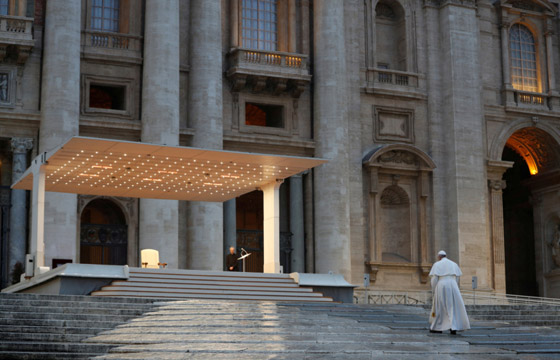 بابا الفاتيكان يصلي وحيداً لأول مرة في التاريخ ويلقي كلمة مؤثرة: الوباء أظهر ضعفنا صورة رقم 4