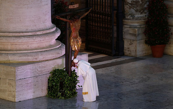 بابا الفاتيكان يصلي وحيداً لأول مرة في التاريخ ويلقي كلمة مؤثرة: الوباء أظهر ضعفنا صورة رقم 14