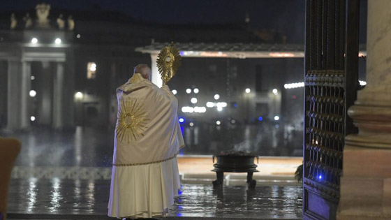 بابا الفاتيكان يصلي وحيداً لأول مرة في التاريخ ويلقي كلمة مؤثرة: الوباء أظهر ضعفنا صورة رقم 15