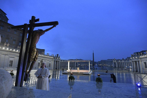 بابا الفاتيكان يصلي وحيداً لأول مرة في التاريخ ويلقي كلمة مؤثرة: الوباء أظهر ضعفنا صورة رقم 16
