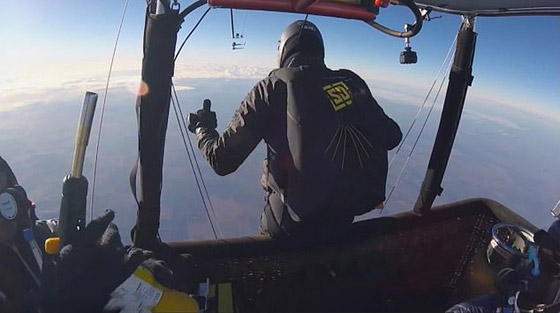 مغامر يقفز من منطاد على ارتفاع 24 ألف قدم بعد مشكلة مفاجئة في الهواء! صورة رقم 3