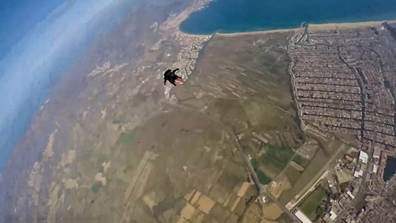 مغامر يقفز من منطاد على ارتفاع 24 ألف قدم بعد مشكلة مفاجئة في الهواء! صورة رقم 4