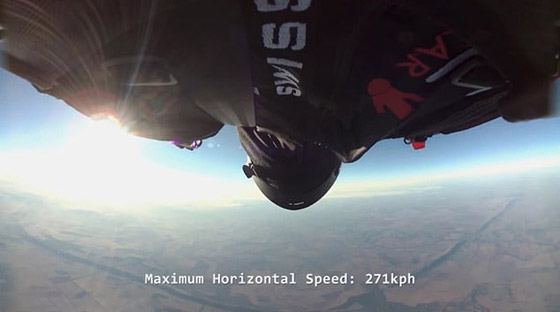 مغامر يقفز من منطاد على ارتفاع 24 ألف قدم بعد مشكلة مفاجئة في الهواء! صورة رقم 5