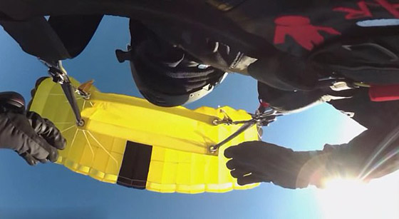 مغامر يقفز من منطاد على ارتفاع 24 ألف قدم بعد مشكلة مفاجئة في الهواء! صورة رقم 6