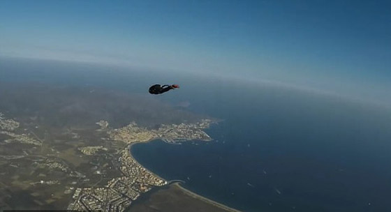 مغامر يقفز من منطاد على ارتفاع 24 ألف قدم بعد مشكلة مفاجئة في الهواء! صورة رقم 8