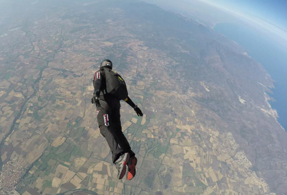 مغامر يقفز من منطاد على ارتفاع 24 ألف قدم بعد مشكلة مفاجئة في الهواء! صورة رقم 2