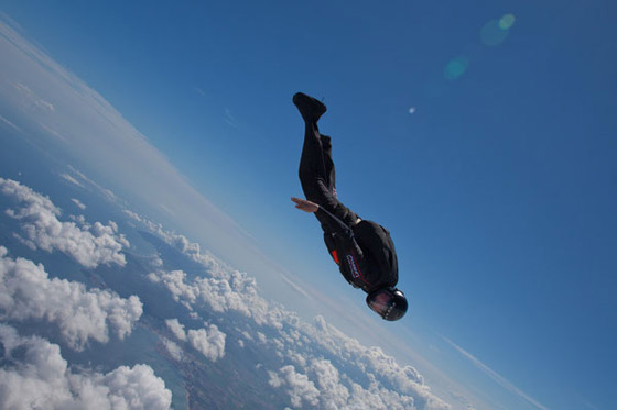 مغامر يقفز من منطاد على ارتفاع 24 ألف قدم بعد مشكلة مفاجئة في الهواء! صورة رقم 10