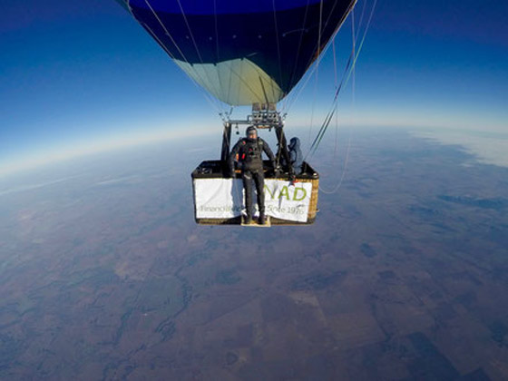 مغامر يقفز من منطاد على ارتفاع 24 ألف قدم بعد مشكلة مفاجئة في الهواء! صورة رقم 11
