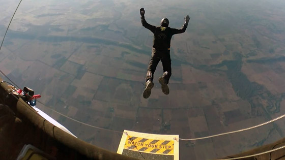 مغامر يقفز من منطاد على ارتفاع 24 ألف قدم بعد مشكلة مفاجئة في الهواء! صورة رقم 12