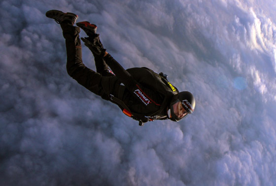 مغامر يقفز من منطاد على ارتفاع 24 ألف قدم بعد مشكلة مفاجئة في الهواء! صورة رقم 1