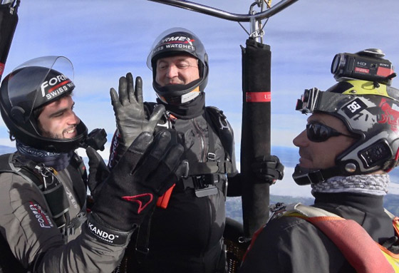 مغامر يقفز من منطاد على ارتفاع 24 ألف قدم بعد مشكلة مفاجئة في الهواء! صورة رقم 15