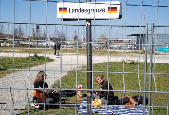 بالصور.. أحباء فرقهم كورونا يلتقون عند حدود ألمانيا وسويسرا صورة رقم 7