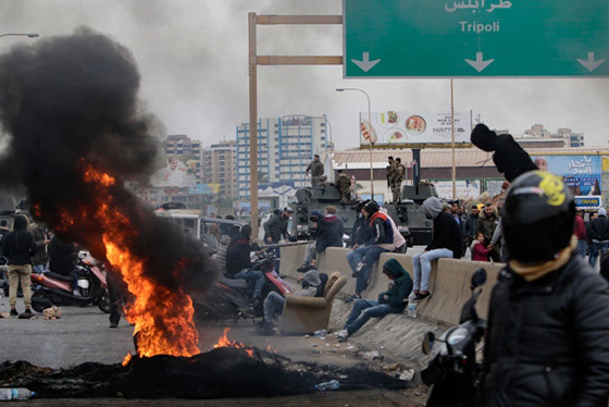لبنان.. قطع طرقات احتجاجا على تردي الأوضاع المعيشية صورة رقم 5