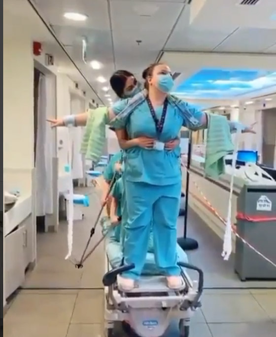 فيديو طريف: أطباء وممرضات يخففون التوتر بأداء مشهد تمثيلي من فيلم تيتانيك صورة رقم 3