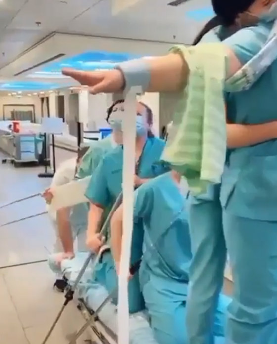  فيديو طريف: أطباء وممرضات يخففون التوتر بأداء مشهد تمثيلي من فيلم تيتانيك صورة رقم 2