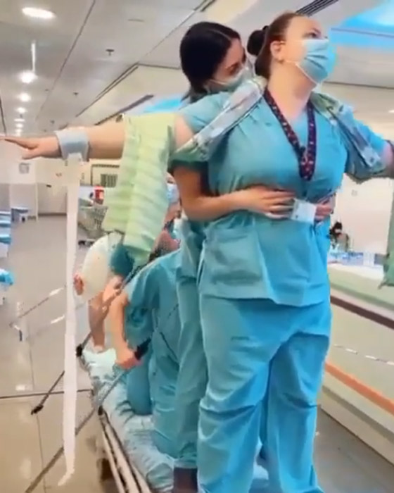  فيديو طريف: أطباء وممرضات يخففون التوتر بأداء مشهد تمثيلي من فيلم تيتانيك صورة رقم 1