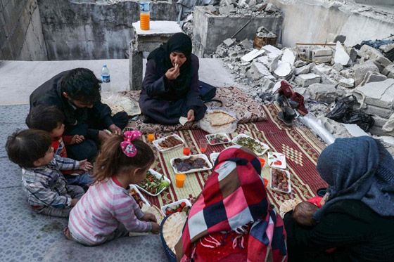 صور تدمي القلب.. إفطار رمضان سوري فوق الأنقاض! صورة رقم 5