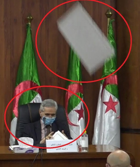 بالفيديو: وزير جزائري ينجو من سقوط لوح من السقف على رأسه! صورة رقم 1