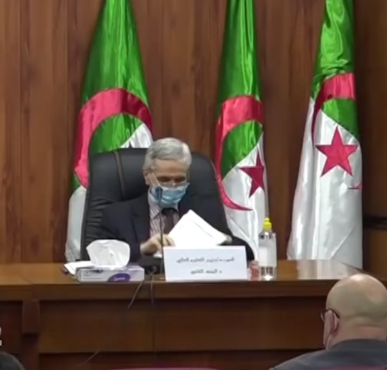 بالفيديو: وزير جزائري ينجو من سقوط لوح من السقف على رأسه! صورة رقم 2
