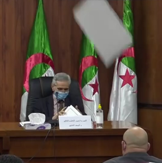 بالفيديو: وزير جزائري ينجو من سقوط لوح من السقف على رأسه! صورة رقم 3