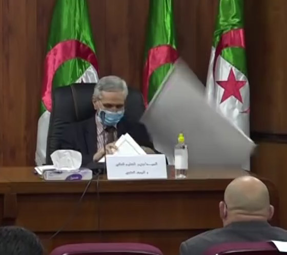بالفيديو: وزير جزائري ينجو من سقوط لوح من السقف على رأسه! صورة رقم 4