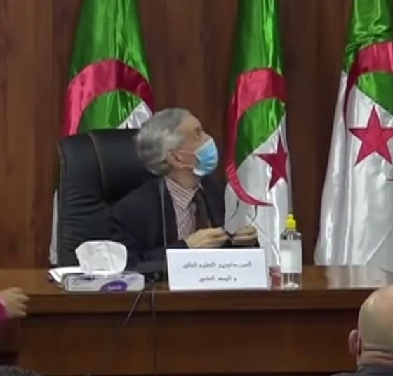 بالفيديو: وزير جزائري ينجو من سقوط لوح من السقف على رأسه! صورة رقم 5
