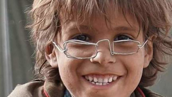 نظارة حديدية لطفل يمني تلهم الآلاف.. إنها كسوة العيد صورة رقم 4