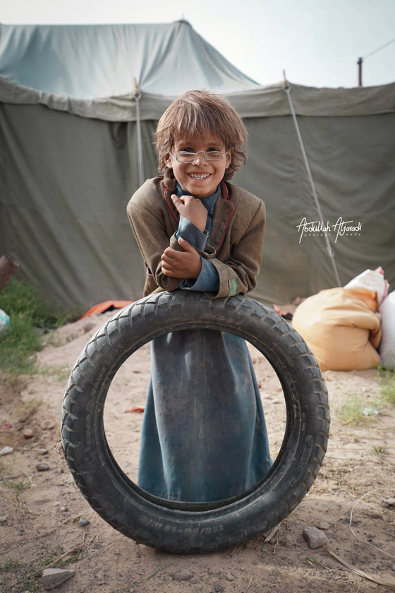 نظارة حديدية لطفل يمني تلهم الآلاف.. إنها كسوة العيد صورة رقم 1