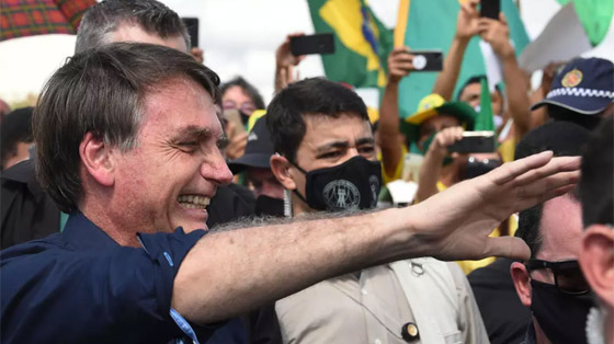 بالفيديو: رئيس البرازيل يخلع الكمامة ويستخف بفيروس كورونا مجددا! صورة رقم 6