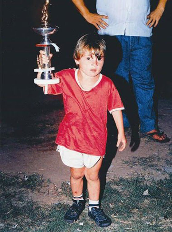 نيمار أصلع وميسي قزم.. أشهر نجوم الكرة العالمية خلال مرحلة الطفولة صورة رقم 5