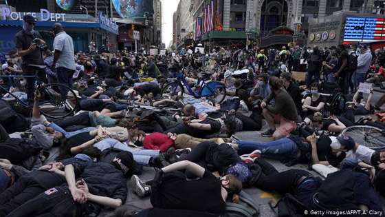 في صور: الاحتجاجات على مقتل جورج فلويد تشعل أمريكا صورة رقم 11