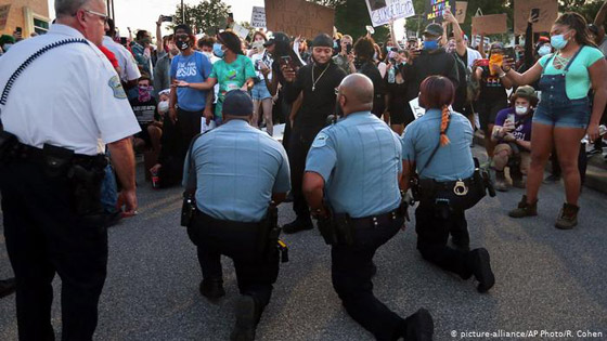 في صور: الاحتجاجات على مقتل جورج فلويد تشعل أمريكا صورة رقم 12