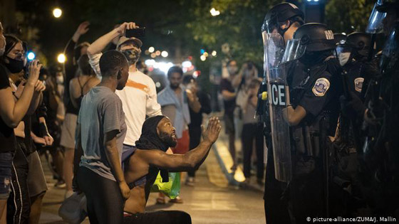 في صور: الاحتجاجات على مقتل جورج فلويد تشعل أمريكا صورة رقم 3