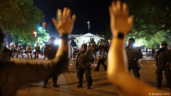 في صور: الاحتجاجات على مقتل جورج فلويد تشعل أمريكا صورة رقم 8