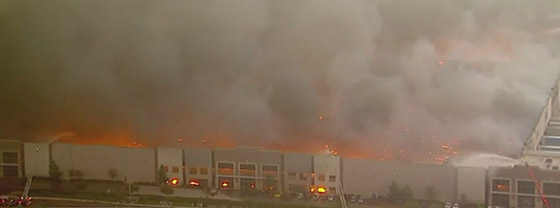 شاهدوا.. حريق هائل يلتهم مستودعات أمازون في كاليفورنيا صورة رقم 5