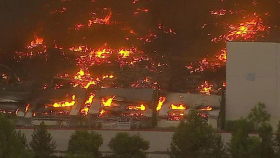 شاهدوا.. حريق هائل يلتهم مستودعات أمازون في كاليفورنيا صورة رقم 1