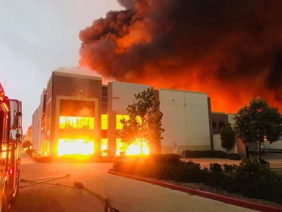 شاهدوا.. حريق هائل يلتهم مستودعات أمازون في كاليفورنيا صورة رقم 3