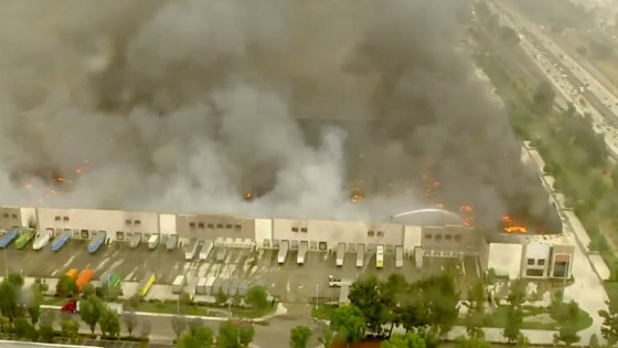 شاهدوا.. حريق هائل يلتهم مستودعات أمازون في كاليفورنيا صورة رقم 7