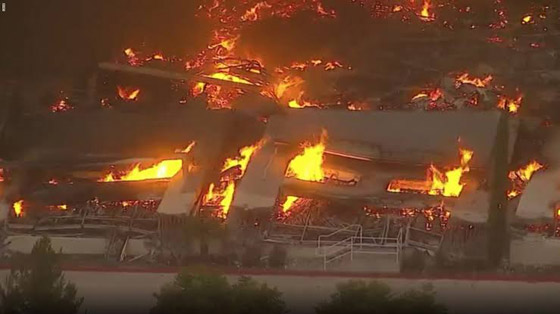 شاهدوا.. حريق هائل يلتهم مستودعات أمازون في كاليفورنيا صورة رقم 2