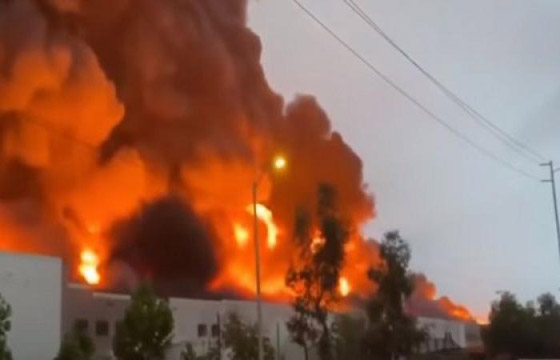 شاهدوا.. حريق هائل يلتهم مستودعات أمازون في كاليفورنيا صورة رقم 8