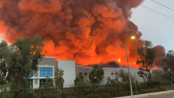 شاهدوا.. حريق هائل يلتهم مستودعات أمازون في كاليفورنيا صورة رقم 10