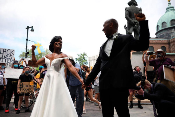 عروسان يحتفلان بزفافهما في مسيرة احتجاجية صورة رقم 1
