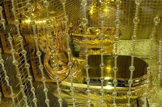 صور أغرب أشياء اشتراها الأمراء العرب: حمام من الذهب وسيارة من الماس صورة رقم 3