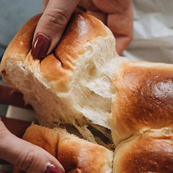 إليكم طريقة تحضير الخبز بالحليب الهش والسهل والشهي صورة رقم 9